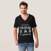 2人のすばらしい子供の名前をカスタムするV08の誇り高いパパ Tシャツ (正面フル)