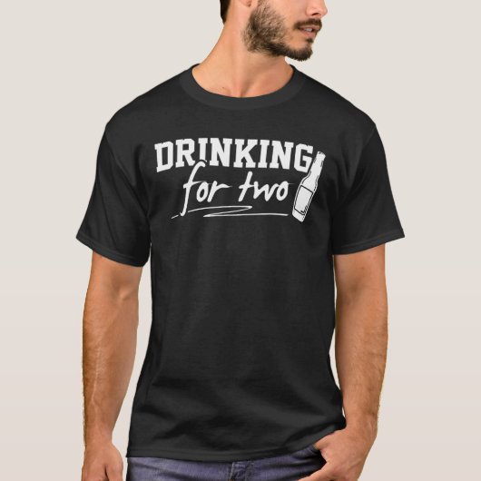 2人のための飲み物 – のための妊娠発表シャツ Tシャツ (正面)