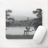 2人のカウボーイが付いている池による牛 マウスパッド (マウス)