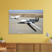 2人のグローバルタカがランプに止まっている キャンバスプリント (インサイチュ (リビング))