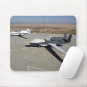 2人のグローバルタカがランプに止まっている マウスパッド (マウス)