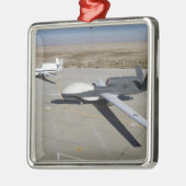 2人のグローバルタカがランプに止まっている メタルオーナメント (左)