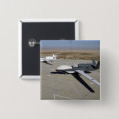 2人のグローバルタカがランプに止まっている 缶バッジ (正面&裏面)