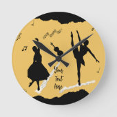 2人のバレエダンサーとゴールデンベージュカラーの音楽 ラウンド壁時計 (正面)