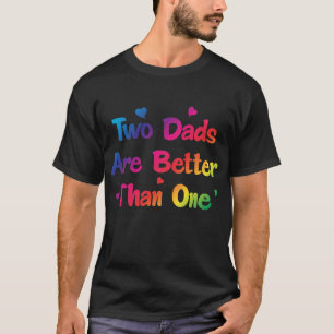 2人のパパは1枚の陽気なカップルのTシャツよりよいです Tシャツ