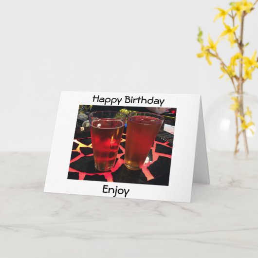 2人のビールが「熱狂するバー」誕生日を望む カード (黄色い花)