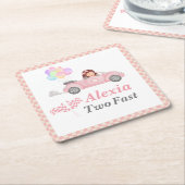 2人のファストピンクのレースカーガールを育てる2日目 スクエアペーパーコースター (アングル)