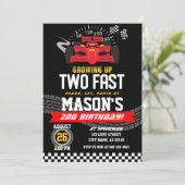 2人のファストボーイズ赤いレーシングカー2歳の誕生日 招待状 (スタンド正面)