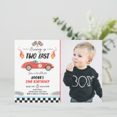 2人のファスト・バースデー・パーティーのレースカー2歳の誕生日 招待状 (スタンド正面)