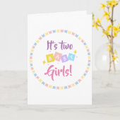 2人のベビーガールズピンクのパーティー誕生のお知らせ カード (黄色い花)