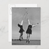 2人のラクロス選手がボールに飛び込む。 ポストカード (正面/裏面)