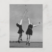 2人のラクロス選手がボールに飛び込む。 ポストカード (正面)