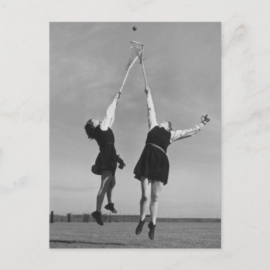 2人のラクロス選手がボールに飛び込む。 ポストカード (正面)