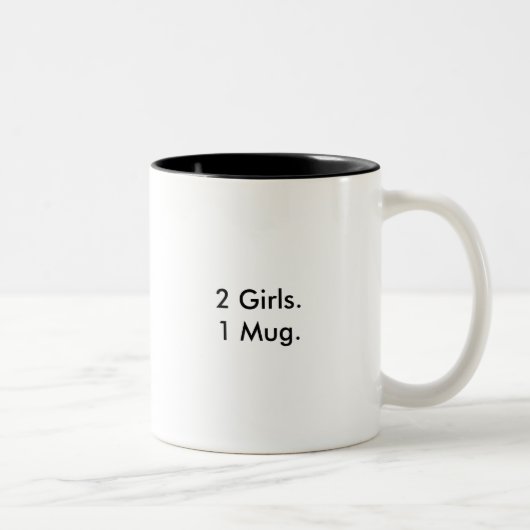 2人の女の子。 1つのマグ ツートーンマグカップ (右)