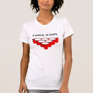 2人の女の子Tシャツ10個のコップのビールPongの Tシャツ