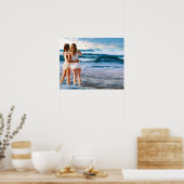2人の女性が海岸を離れる ポスター (キッチン)