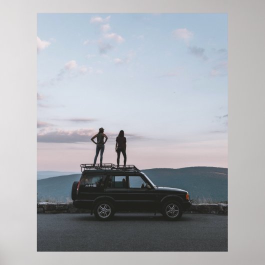 2人の女性が車の屋根に立っている ポスター (正面)