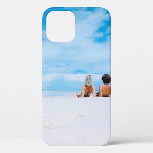 2人の女性がbの下の白い砂の上にビーチに横たわる Case-Mate iPhoneケース (裏面)