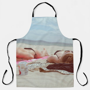 2人の女性にボトルを広げる茶色のガラス エプロン