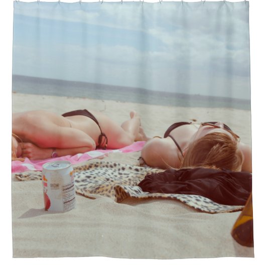 2人の女性にボトルを広げる茶色のガラス シャワーカーテン (正面)