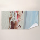 2人の女性にボトルを広げる茶色のガラス バスタオル (バスタオル)