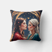 2人の女性のロマンチックなエレガント出会い クッション (裏面)