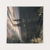 2人の女性歩くが森の間を通る朝 タペストリー (正面(横))