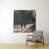 2人の女性歩くが森の間を通る朝 タペストリー (インサイチュ)