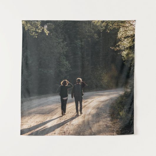 2人の女性歩くが森の間を通る朝 タペストリー (正面)