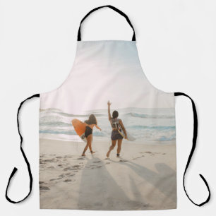 2人の女性歩くが海運のサーフブに向かう エプロン