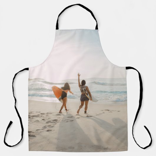 2人の女性歩くが海運のサーフブに向かう エプロン (正面)