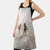 2人の女性歩くが海運のサーフブに向かう エプロン (インサイチュ)