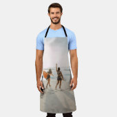 2人の女性歩くが海運のサーフブに向かう エプロン (着用した状態)