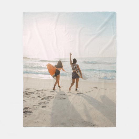 2人の女性歩くが海運のサーフブに向かう フリースブランケット (正面)