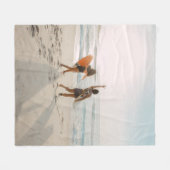 2人の女性歩くが海運のサーフブに向かう フリースブランケット (正面(横))