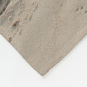 2人の女性歩くが海運のサーフブに向かう フリースブランケット (角)