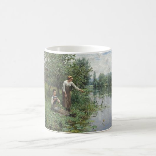 2人の女性魚釣りオンザグラスバイザリバー コーヒーマグカップ (中央)