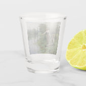 2人の女性魚釣りオンザグラスバイザリバー ショットグラス (裏面)