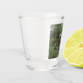 2人の女性魚釣りオンザグラスバイザリバー ショットグラス (左)