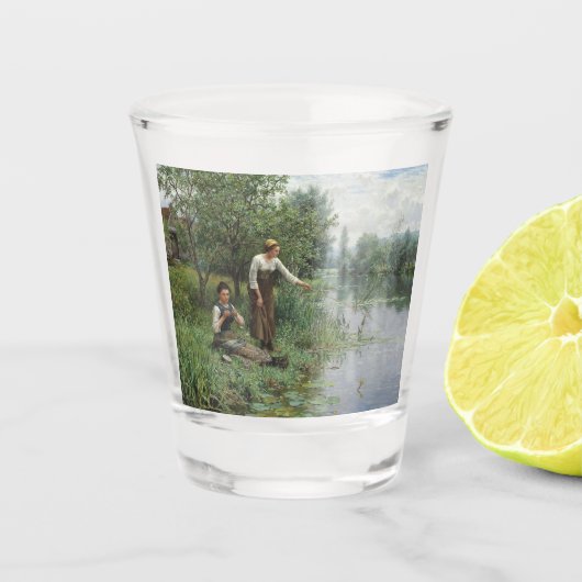 2人の女性魚釣りオンザグラスバイザリバー ショットグラス (正面)
