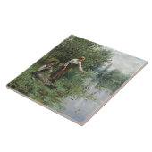 2人の女性魚釣りオンザグラスバイザリバー タイル (側面)