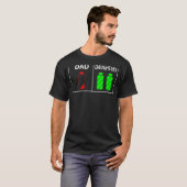 2人の娘の父の日のバッテリ低下パパ Tシャツ (正面フル)