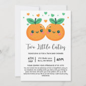2人の小さなかわいこちゃんがツインズベビーシャワーの途中にある 招待状 (正面)