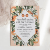 2人の小さなかわいこちゃんがツインベイビーシャワーの途中にある 招待状