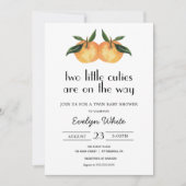 2人の小さなかわいこちゃんがツインベイビーシャワーの途中にある 招待状 (正面)