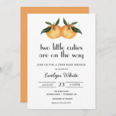 2人の小さなかわいこちゃんがツインベイビーシャワーの途中にある 招待状 (正面/裏面)