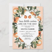 2人の小さなかわいこちゃんがツインベイビーシャワーの途中にある 招待状 (正面)