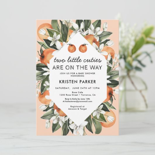 2人の小さなかわいこちゃんがツインベイビーシャワーの途中にある 招待状 (スタンド正面)