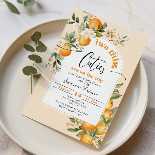 2人の小さなかわいこちゃんが双子の赤ちゃんシャワーの途中にある 招待状