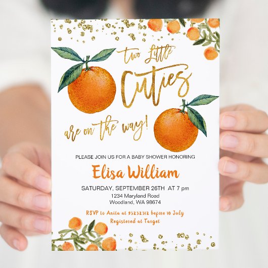 2人の小さなかわいこちゃんが招待を受けている 招待状